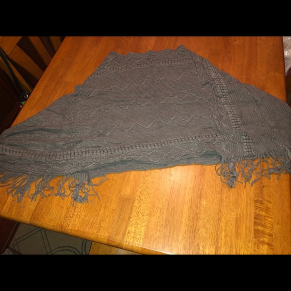 Gray poncho with tassel trim - Picture 5 of 8